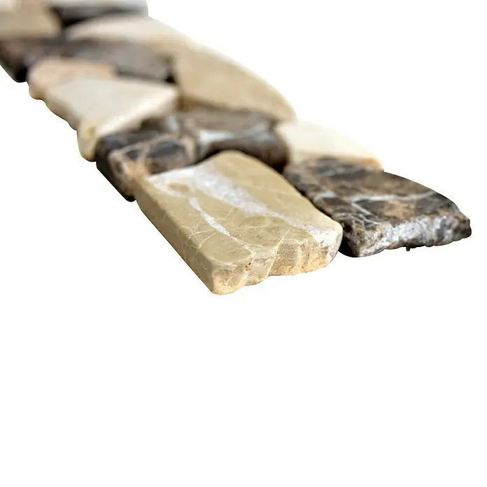 Fliesenbordüre Ciot BO CIOT CB5 - 30 x 5 cm, Beige/Braun, Matt - Nahaufnahme einer Mosaikfliese aus Naturstein in Beige- und Brauntönen, ideal für stilvolle Wand- oder Bodenverkleidungen.