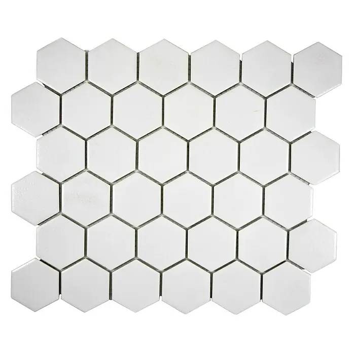 Mosaikfliese Hexagon Uni CU HX101 - 32,5 x 28,1 cm, Weiß, Matt - Nahaufnahme von weißen Sechseckfliesen, die ein elegantes und modernes Design für verschiedene Anwendungen bieten.