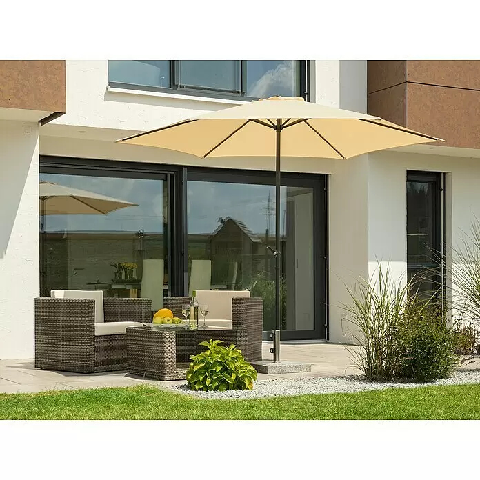 Schneider Sunny Marktschirm rund Bergamo - Natur, Durchmesser Bespannung: 300 cm - Beiger Sonnenschirm spendet Schatten über einer Outdoor-Sitzgruppe aus Korbgeflecht auf einer modernen Terrasse.