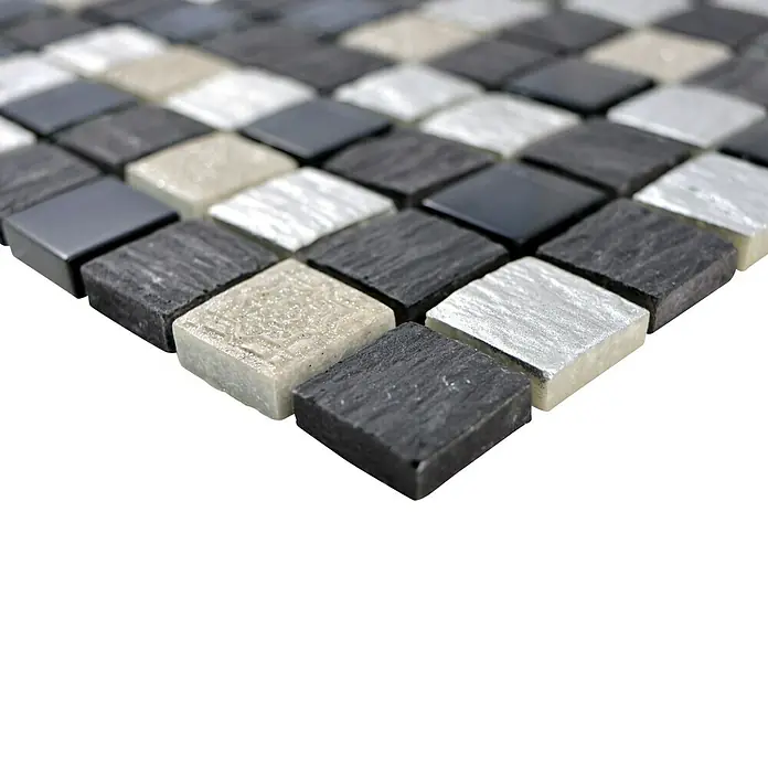 Mosaikfliese Quadrat Crystal Mix XCM HQ28 - 30 x 30 cm, Grau/Schwarz, Matt - Nahaufnahme von schwarzen, grauen und silberfarbenen Mosaikfliesen, die ein schachbrettartiges Muster bilden.