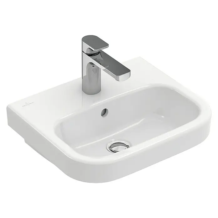 Villeroy & Boch Architectura Waschbecken - 45 x 38 cm, Mit schmutzabweisender Glasur, Hahnloch: Mitte, Mit Überlauf, Weiß - Nahaufnahme eines weißen Villeroy & Boch Waschtischs mit einem modernen Chromhahn, der auf einer schwarzen Oberfläche steht.