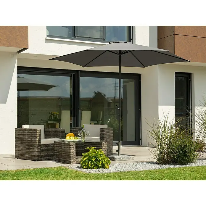 Schneider Sunny Marktschirm rund Bergamo - Anthrazit, Durchmesser Bespannung: 300 cm - Gartenszene mit einem grauen Sonnenschirm, der eine Sitzgruppe aus Rattan mit Tisch und Stühlen beschattet, perfekt für entspannte Stunden im Freien.