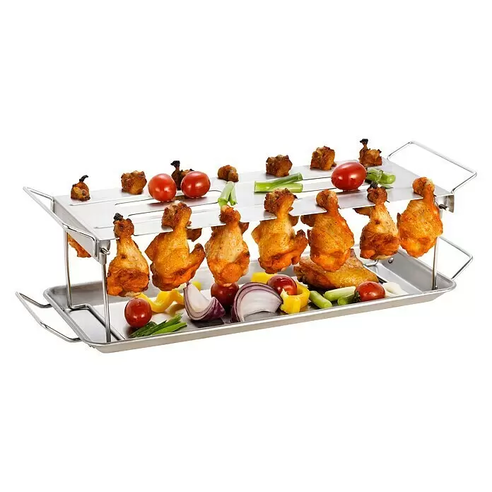 Tepro Hähnchenkeulen-Halterung - Edelstahl, L x B x H: 44,2 x 15,8 x 12,8 cm - Edelstahl-Hähnchenbräter mit zwei Ebenen, darauf mehrere gebratene Hähnchenteile, Tomaten und geschnittenes Gemüse.