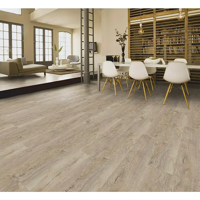 LOGOCLIC Laminado Roble Dresden - 1.380 x 193 x 10 mm, Roble, AC5 - Salón moderno y luminoso con suelos de madera texturizada, sillas blancas y grandes ventanales para un ambiente acogedor.