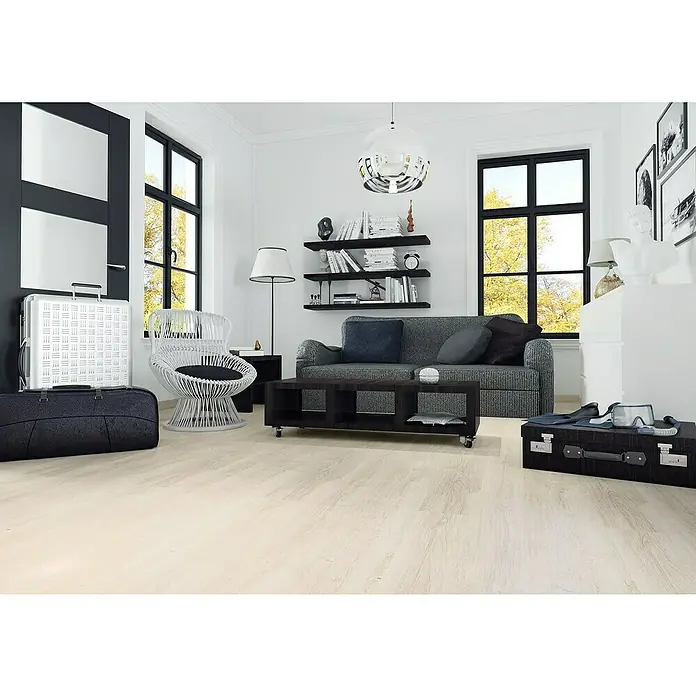 LOGOCLIC Laminado Roble Palatina - 1.380 x 193 x 8 mm, AC4 - Salón moderno que exhibe un elegante juego de maletas, complementado con muebles de diseño y decoración minimalista. Aspecto elegante para amantes de los viajes.