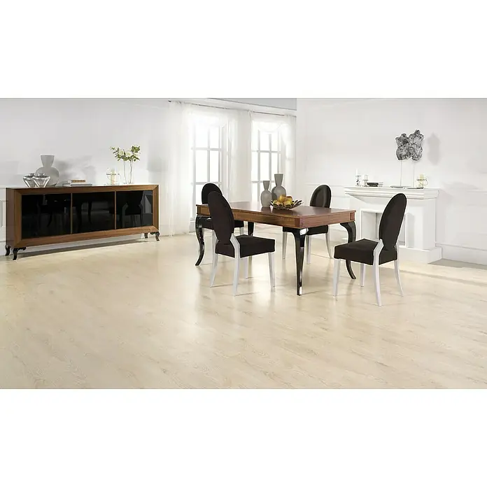 LOGOCLIC Perfil de transición Alcazar - 2,44 m x 42 mm x 16 mm, Pegado - Elegante comedor con mesa de madera, sillas de terciopelo y aparador con puertas de vidrio oscuro. Ambiente luminoso y aireado.