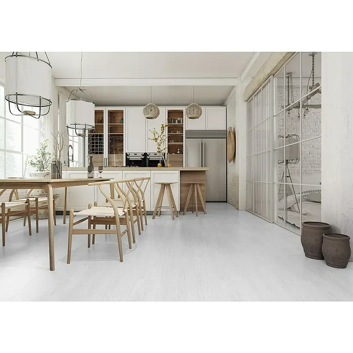 LOGOCLIC Rodapié Olmo Orsa - 220 cm x 15 mm x 80 mm, MDF - Diseño de cocina luminosa con mesa de comedor y lámparas colgantes. Los armarios blancos y los detalles en madera crean un ambiente acogedor para cocinar y comer.