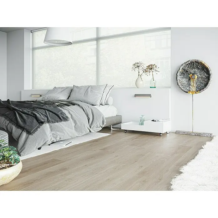 LOGOCLIC Laminado Roble Lunar - 1.380 x 193 x 8 mm, AC4 - Un dormitorio con una gran ventana, una cama con ropa de cama gris y un llamativo objeto decorativo de pie.