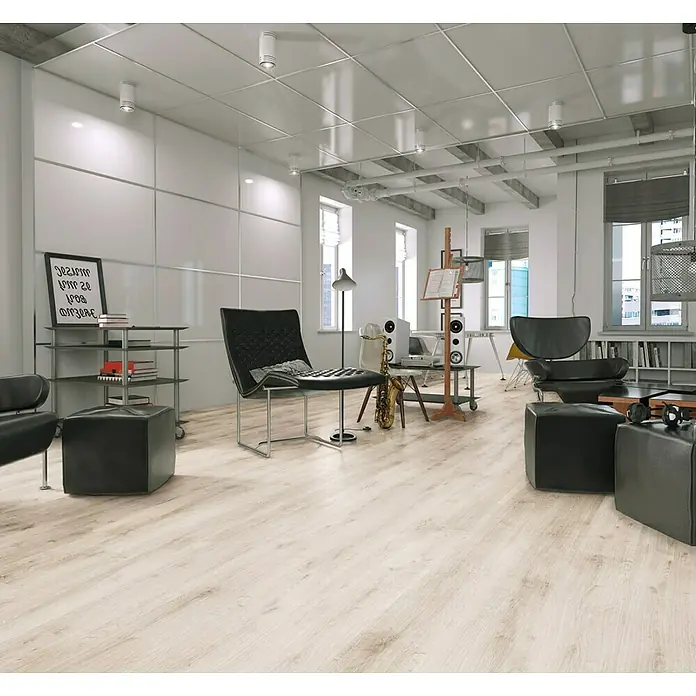LOGOCLIC Laminado Roble Calgary - 1.380 x 193 x 7 mm, AC5 - Una sala de estar elegante con muebles modernos, incluyendo un sillón elegante y otomanas de cubo negro, creando un ambiente elegante.