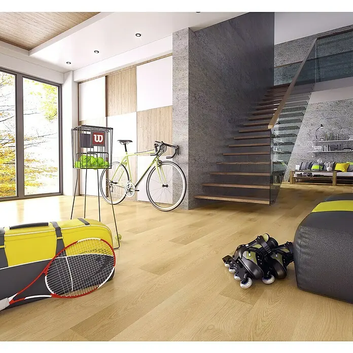 LOGOCLIC Laminado Roble Olsen - 1.380 x 193 x 8 mm, Roble, AC5 - Foto de interior con equipamiento deportivo. Una bolsa de tenis, una raqueta de tenis, patines y una bicicleta están esparcidos por la habitación.