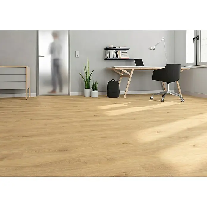 LOGOCLIC Laminado Roble Di Trevi - 1.380 x 193 x 8 mm, Roble, AC5 - Elegante vista de estudio con suelo de madera clara, escritorio, silla de oficina, cómoda y plantas de interior para un ambiente elegante.