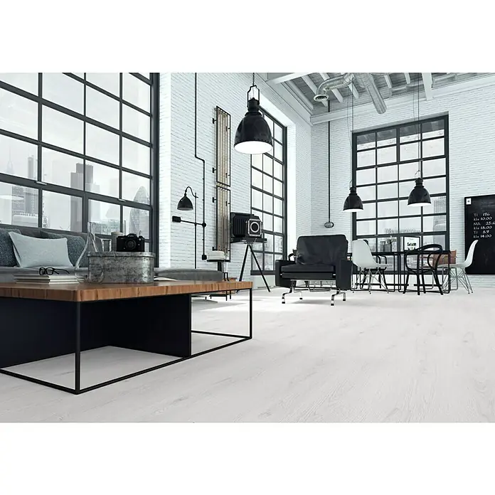 LOGOCLIC Laminado Roble Bruma - 1.380 x 193 x 10 mm, AC5 - Un moderno salón con una elegante mesa de centro con tapa de madera y estructura metálica negra, que complementa el diseño industrial del espacio.