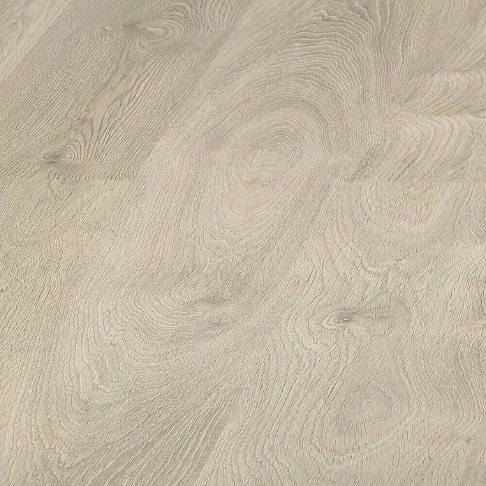 LOGOCLIC Laminado Roble Ferrara - 1.380 x 193 x 8 mm, AC4 - Primer plano de un suelo de madera clara y texturizada con grano visible. Ideal para interiores modernos y proyectos de renovación.