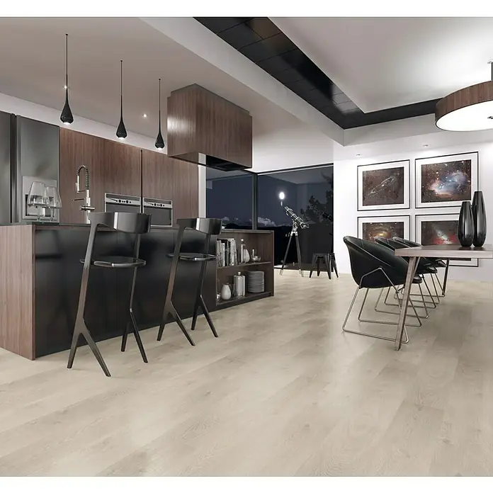 LOGOCLIC Laminado Roble Ferrara - 1.380 x 193 x 8 mm, AC4 - Cocina elegante con barra y taburetes, combinada con una zona de comedor e iluminación moderna para una vida elegante.