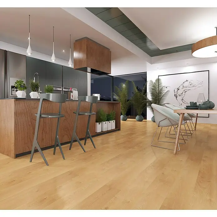 LOGOCLIC Laminado Roble Livorno - 1.380 x 193 x 8 mm, Roble, AC5 - Una cocina moderna con pisos de madera, taburetes de bar y una mesa de comedor que crea un ambiente acogedor y elegante.