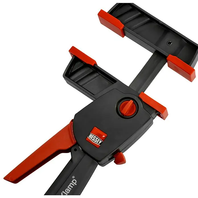 Bessey Einhandzwinge DuoKlamp DUO 30-8 - Spannweite: 300 mm, Spannkraft: 1.200 N, Ausladung: 85 mm - Nahaufnahme einer BESSEY Einhandzwinge mit rotem Griff und schwarzem Gehäuse. Ideal zum schnellen und sicheren Fixieren von Werkstücken.