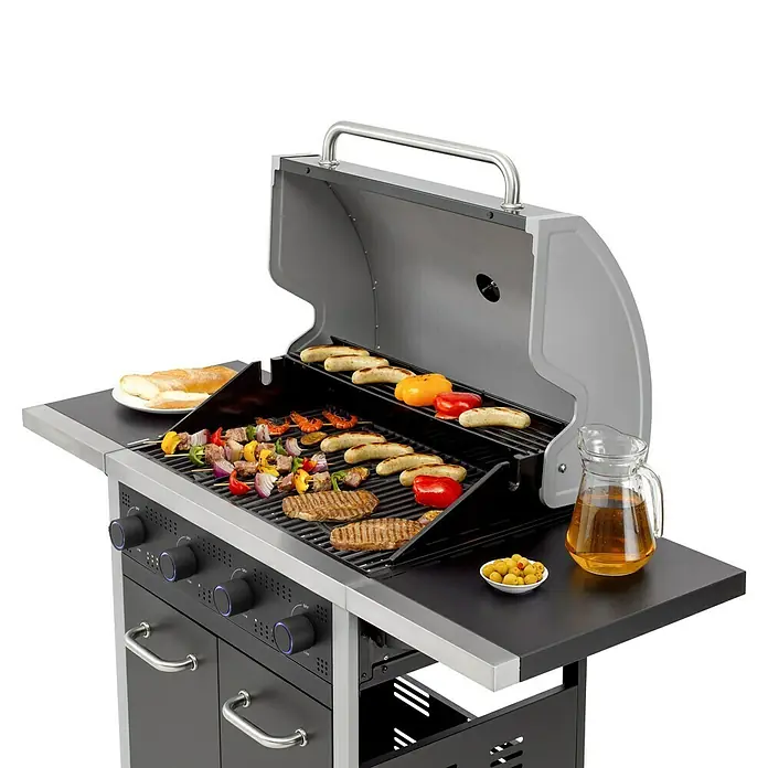 Tepro Gasgrill Seattle - Grillfläche (B x T): 71 x 43 cm, 12,8 kW, Anzahl Brenner: 4 - Bild eines Gasgrills mit verschiedenen Speisen auf dem Grillrost, darunter Steaks, Würstchen und Gemüse. Der Grill ist mit einem Deckel ausgestattet.