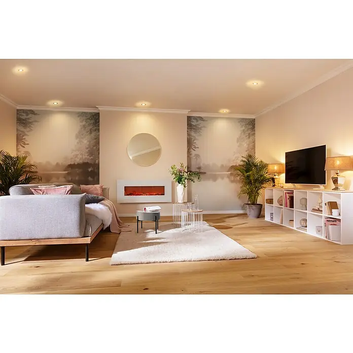 Fellteppich Happy - Elfenbein, 150 x 80 cm, 100 % Polyester (Flor) - Ein Wohnzimmer mit einem grauen Sofa, einem weißen, modernen Elektrokamin und einem hellen Teppich auf einem Holzboden.