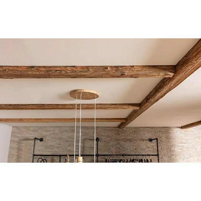 Dekobalken Altholz - Fichte/Tanne, L x S: 250 x 5 cm, Anfallende Breite: 10 cm - 16 cm - Deckendetail mit Holzbalken und einer modernen Pendelleuchte, die dem Raum einen rustikalen und zugleich stilvollen Akzent verleiht.