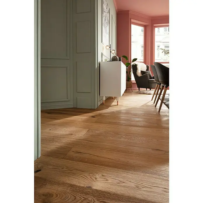 Parkett - Eiche Rügen, Landhausdiele, 2.130 x 190 x 14,2 mm - Einladender Raum mit hellem Eichenholzboden, der Wärme und natürliche Schönheit ausstrahlt. Perfekt für ein stilvolles Zuhause.