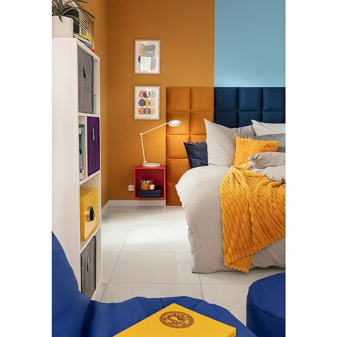 ProArt Bild - Abstract Shapes II, B x H: 30 x 40 cm - Ein Schlafzimmer mit einem Nachttisch im farbenfrohen Design und Textilien in Gelb und Grau, das dem Raum eine stilvolle Note verleiht.
