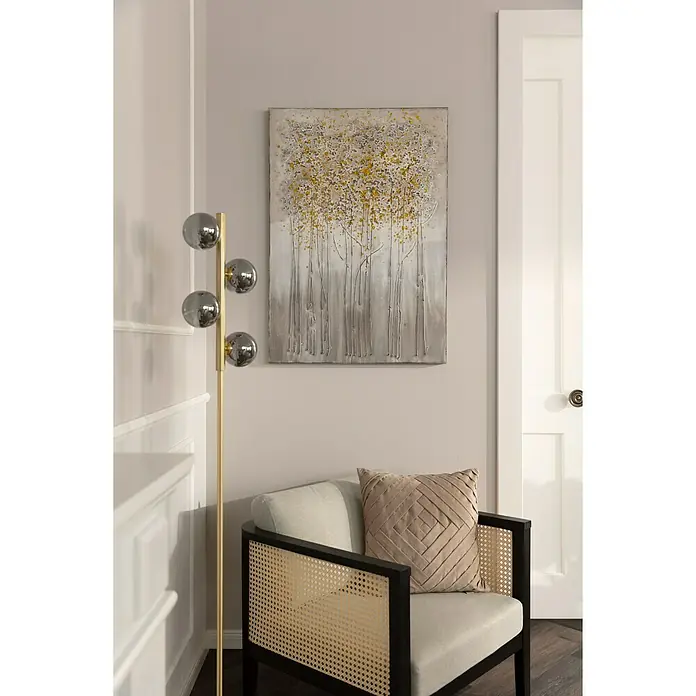 Lucide Tycho StehleuchteHöhe: 154 cm, Gold - Nahaufnahme eines eleganten Stehlampendesigns mit mehreren Glasschirmkugeln auf goldenem Ständer neben Kunst und einem stilvollen Sessel.