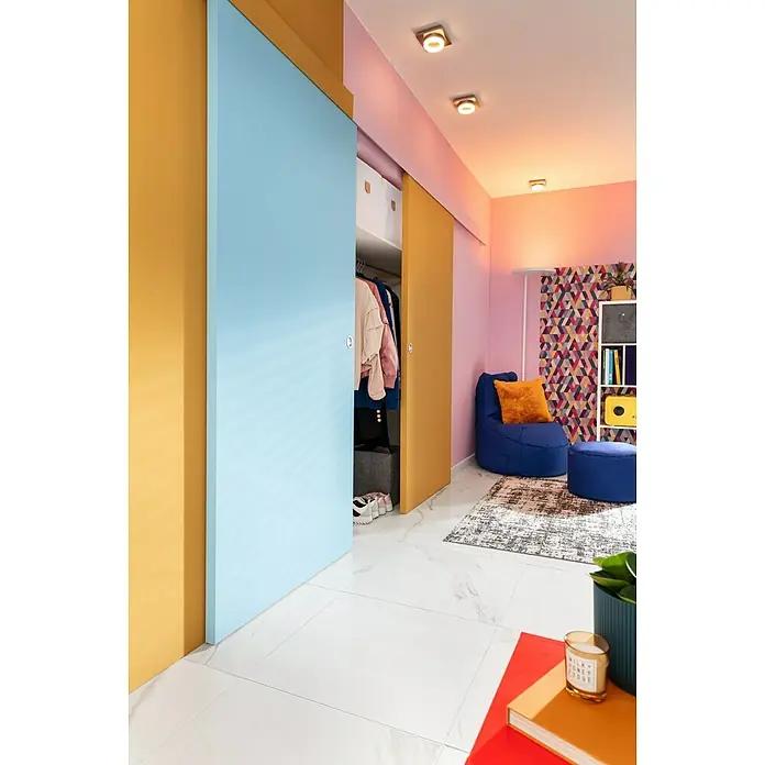 Eglo LED-Wand- & Deckenleuchte Bressanone - 3,8 W, L x B x H: 14,5 x 14,5 x 5,5 cm, Nickel matt, Warmweiß - Blick in ein farbenfrohes Zimmer mit einem blauen Sitzsack, geometrischer Wandkunst und einem Schrank mit gelben und blauen Schiebetüren.