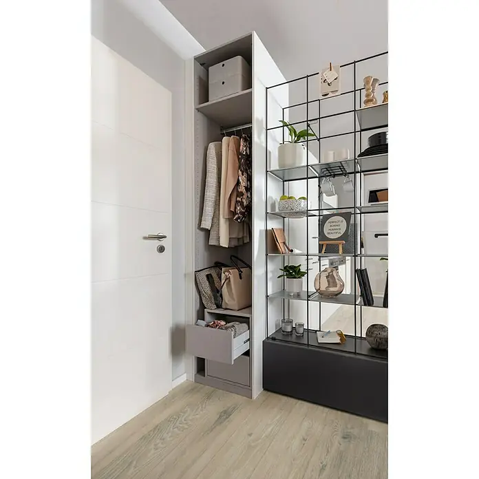 Bellissa Fachboden Filo - L x B: 27 x 30 cm, Silber - Ein heller, moderner Kleiderschrank mit offenem Regalsystem. Kleidung, Taschen und Dekoartikel sind stilvoll präsentiert.
