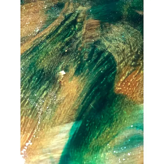 Fleur Pigmento concentrado Polvo metálico - Blanco perla, 5 g - Arte abstracto con tonos dorados y verdes brillantes, creando una textura lujosa y dinámica.