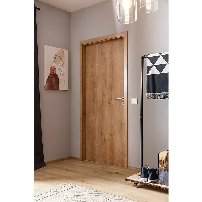 SCHÖNER WOHNEN-Farbe Wandfarbe Trendfarbe - Dreamy, Matt, 5 l, Konservierungsmittelfrei - Eine moderne Holztür mit schlichtem Türgriff fügt sich nahtlos in einen stilvollen Flur ein. Die natürliche Holzmaserung verleiht Wärme und Eleganz.