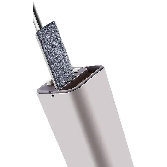 Rozenbal Fregona plana auto limpiable - Microfibra, Longitud del asa: 136 cm - Primer plano de una fregona con fibras grises que se inserta en un recipiente tipo cubo para escurrirla. El sistema facilita la limpieza.