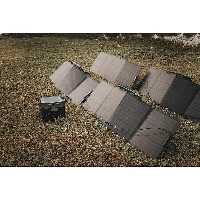EcoFlow Panel solar Plegable - L x An x Al: 178,5 x 42 x 2,5 cm, 110 W - Imagen que muestra paneles solares y una central de energía portátil sobre césped, demostrando una solución de energía sostenible al aire libre.