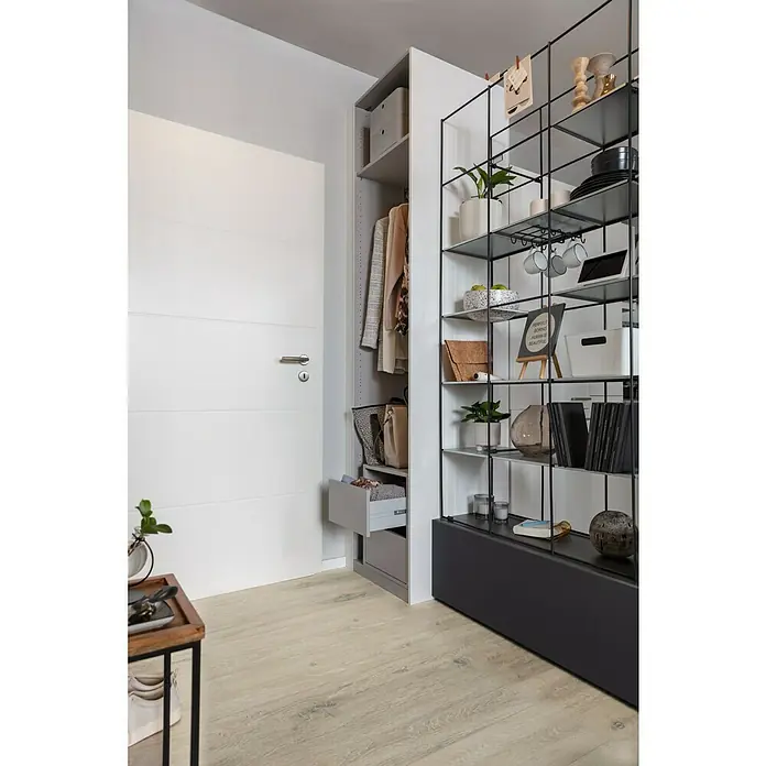Kilsgaard Wohnungseingangstür Lines 57/14 SK1 KK2 - Klimaklasse nach RAL: II, 860 x 1.985 mm, DIN Anschlag: Links, Weiß lackiert, ähnlich RAL 9010 - Eine moderne Garderobe mit offenem Regal und geschlossenem Schrank bietet stilvollen Stauraum für Kleidung und Dekoartikel im Eingangsbereich.
