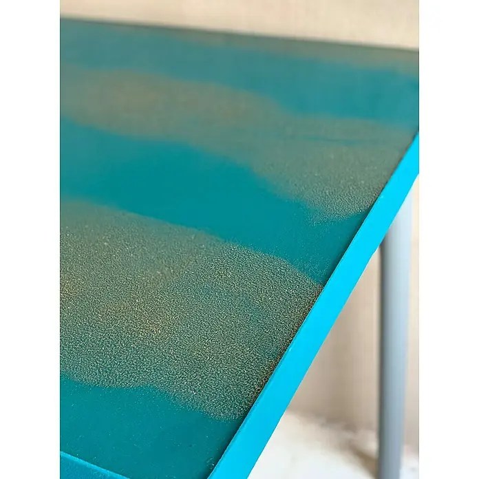 Fleur Purpurina Glitter - Champagne, 90 g, Brillante - Primer plano de una mesa turquesa con detalles dorados, que ofrece una estética elegante y moderna para cualquier habitación.