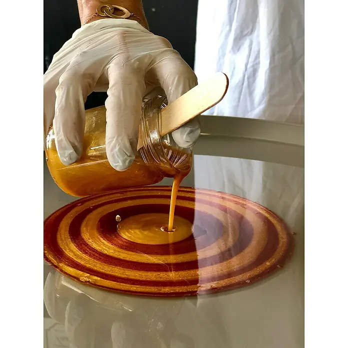 Fleur Resina epoxi Super Transparente - 950 ml, Transparente - Caramelo vertiéndose en patrones circulares, creando una hermosa decoración comestible que añade un toque elegante a cualquier postre.