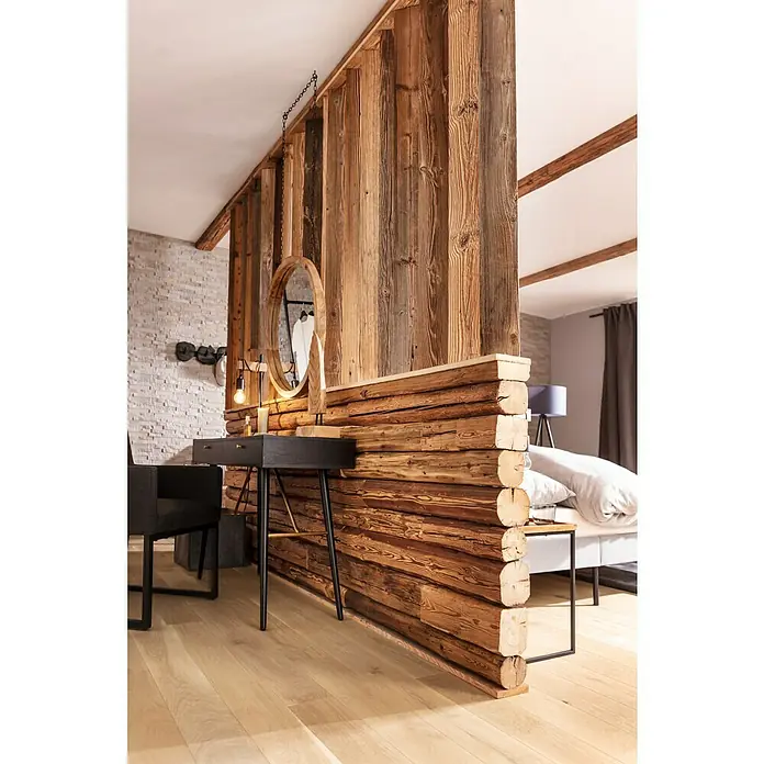 Tablas de madera vieja - Abeto rojo/abeto, Anchura resultante: 8 cm - 12 cm, 150 x 2 cm, 5 ud. - Un elegante separador de ambientes con un panel de madera divide el espacio, combinando estética moderna con calidez natural, creando un punto focal.