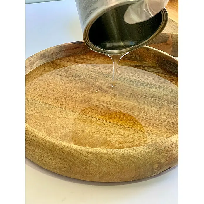 Fleur Resina epoxi Super Transparente - 950 ml, Transparente - Se vierte líquido en un cuenco de madera para realzar la veta natural de la madera y crear un acabado liso y protector.