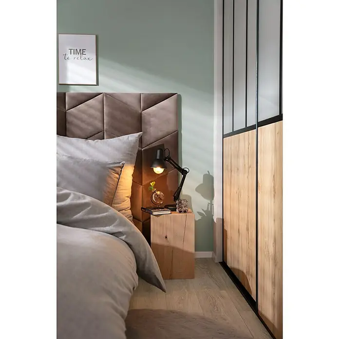Eglo Priddy Tischleuchte Priddy - 60 W, L x B x H: 15,5 x 15,5 x 42,5 cm, Schwarz, Weiß, E27 - Elegantes Schlafzimmer-Interieur mit einem stilvollen Nachttisch aus Holz, einer Lampe und einem modernen Bett mit gepolstertem Kopfteil.