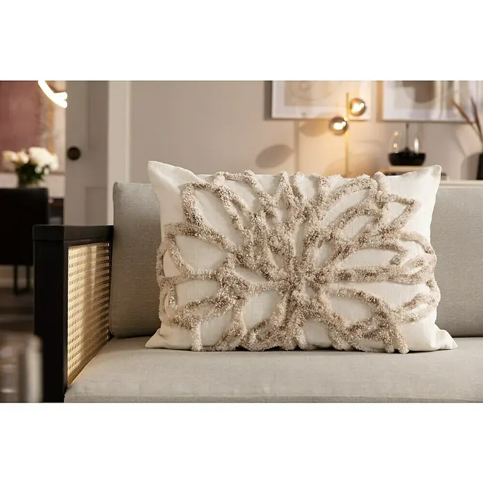 Kissen Lotte - Snow White, 60 x 40 cm, 70 % Baumwolle, 30 % Polyester - Dekoratives Kissen mit floralem Muster in neutralen Farben auf einem Sofa, das eine elegante Note ins Wohnzimmer bringt.