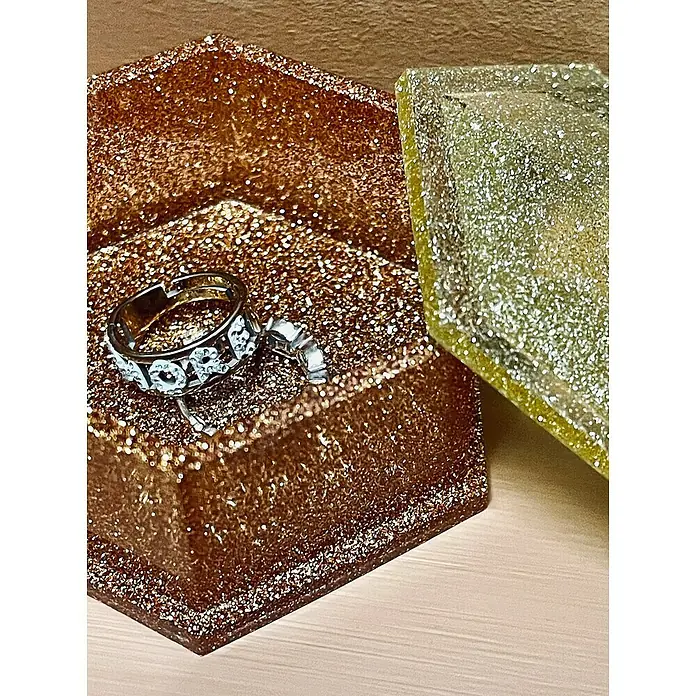 Fleur Molde Joyero - Silicona - Joyeros brillantes: Una caja dorada con un anillo, al lado de una caja verde. Perfecto para guardar joyas.