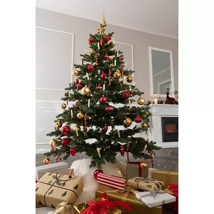 Künstlicher Weihnachtsbaum Canada Spruce - Höhe: 180 cm, Grün, Standfuß - Ein festlicher grüner Weihnachtsbaum, geschmückt mit roten und goldenen Kugeln, Lichterketten und Kerzenlichtern, umgeben von schön verpackten Geschenken.