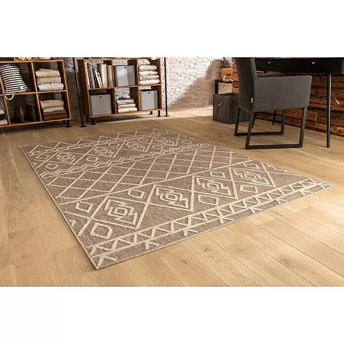 Outdoor-Teppich Malibu - Beige, 230 x 160 cm, 100 % Polypropylen - Beiger Teppich mit weißen geometrischen Mustern auf hellem Holzfußboden in einem Raum.