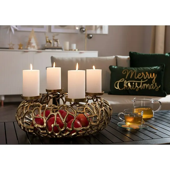 Stumpenkerzen-Set Rustic Safe Candle - 4 Stk., Ø x H: 6 x 11 cm, Wollweiß - Festlicher Adventskranz mit goldenem Metallgestell, roten Äpfeln und brennenden weißen Kerzen, sorgt für weihnachtliche Stimmung im Wohnzimmer.