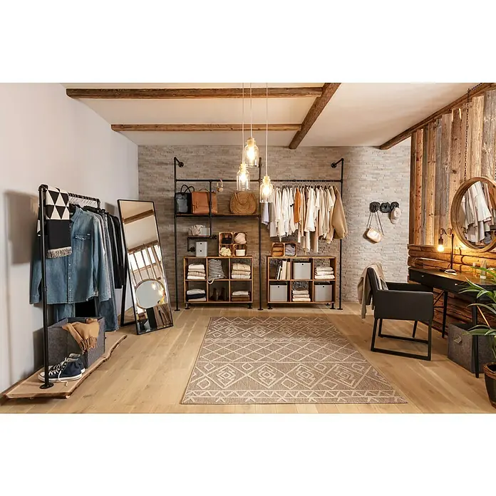 Walteco Rusticline Schraubwinkel Tube - Winkel: 90 °, Stahl, Schwarz, Innengewinde - Das Bild zeigt einen begehbaren Kleiderschrank mit industriellem Design, inklusive Kleiderständer, Regale und einem Spiegel.