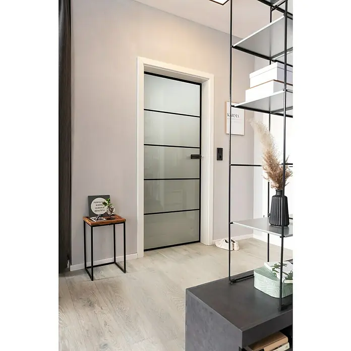 Diamond Doors Black Edition Glasdrehtür Lines - 834 x 1.972 mm, DIN Rechts, Milchglas - Helle Inneneinrichtung mit moderner Tür und Regalsystem. Die Tür ist mit schwarzen horizontalen Streifen versehen und das Regal bietet Stauraum.\n