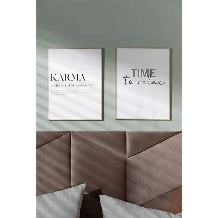 Reinders Bild Slim Frame Wood - Karma, B x H: 30 x 40 cm - Zwei gerahmte Kunstdrucke hängen über einem Polsterkopfteil und zeigen inspirierende Botschaften für eine entspannende Schlafzimmeratmosphäre.
