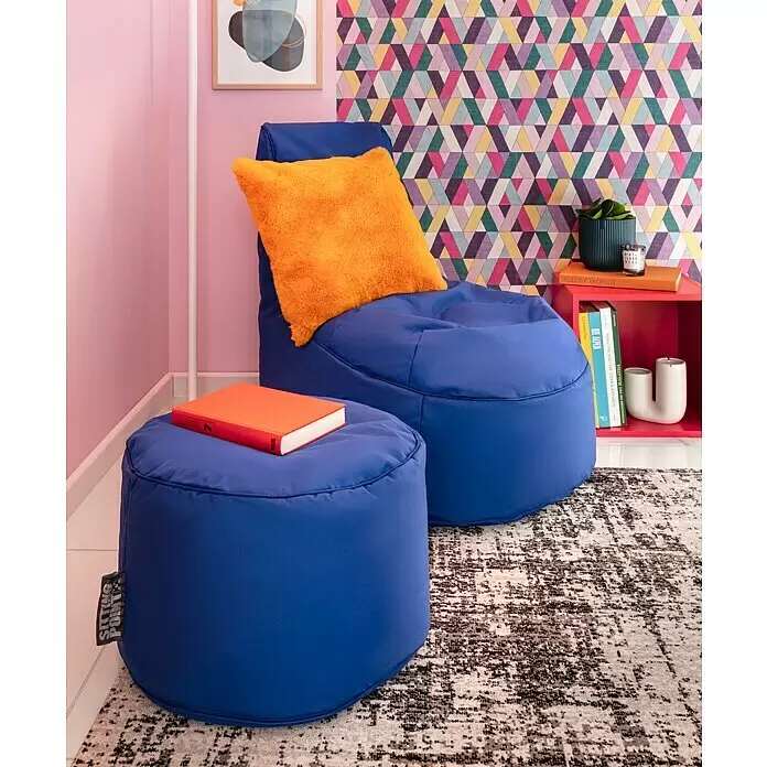 Sitzsack Swing Scuba Set inkl. Dotcom - 95 x 90 cm, Blau, 100 % Polyester/100 % Polyvinylchlorid - Ein königsblauer Sitzsack mit orangefarbenem Kissen und passendem Hocker bietet bequeme Sitzgelegenheiten in einem farbenfrohen Raum.