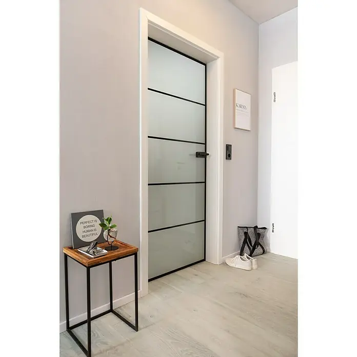 Beistelltisch - L x B x H: 33 x 33 x 52 cm, Mangoholz - Ein modernes Interieur mit einer Glastür mit schwarzen Akzenten, einem schlichten Beistelltisch und dekorativen Elementen.
