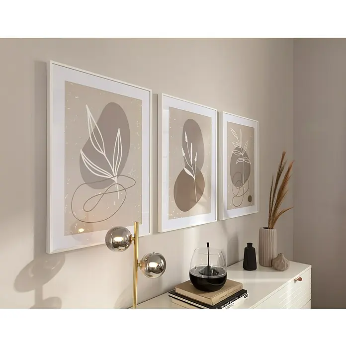 Bild Stona - Abstrakt II, B x H: 50 x 70 cm - Eine Wand mit drei gerahmten abstrakten Kunstwerken in Erdtönen über einer Kommode mit einer Lampe und dekorativen Vasen.