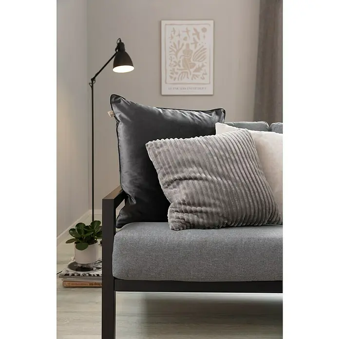Reinders Bild Slim Frame Wood - Papiers Decoupes, B x H: 50 x 70 cm - Nahaufnahme eines grauen Sofas mit strukturierten und einfarbigen Kissen in verschiedenen Grautönen.